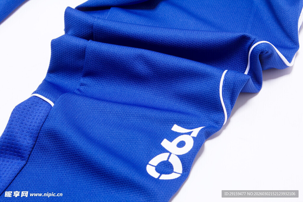 蓝色运动服细节特写