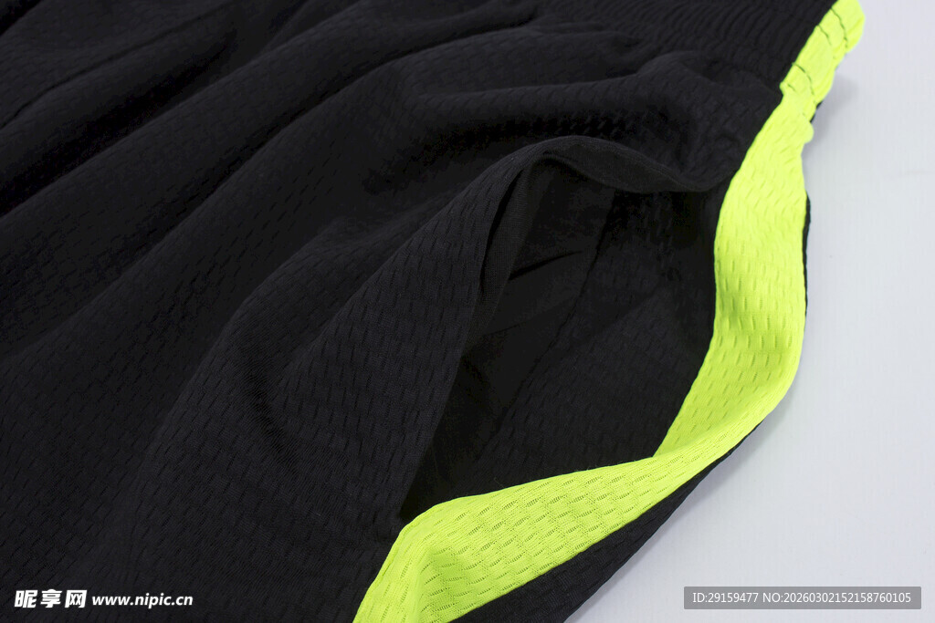 黑色衣物配荧光黄饰边