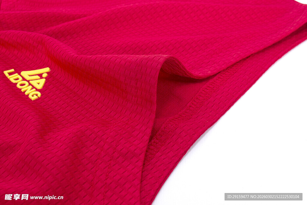 红色阿迪达斯衣物局部特写