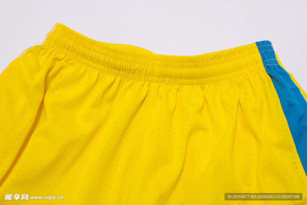 黄色短裙侧边蓝条特写