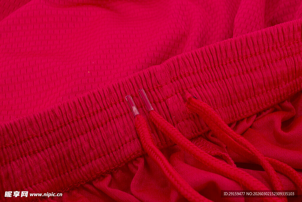 红色衣物细节特写