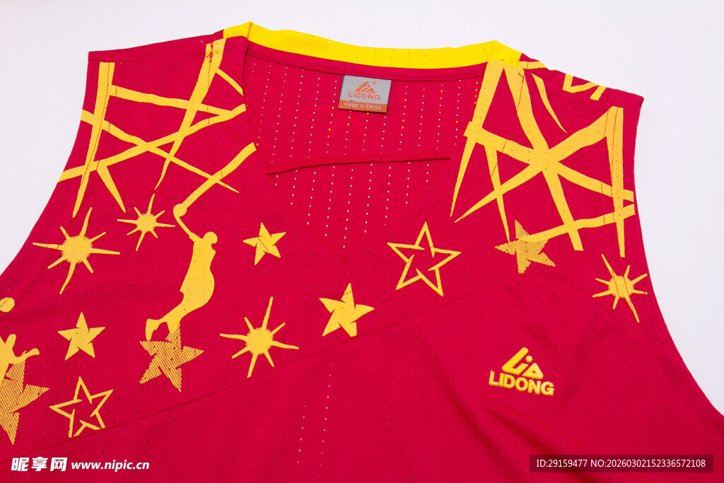 红色上衣饰以黄色星星图案