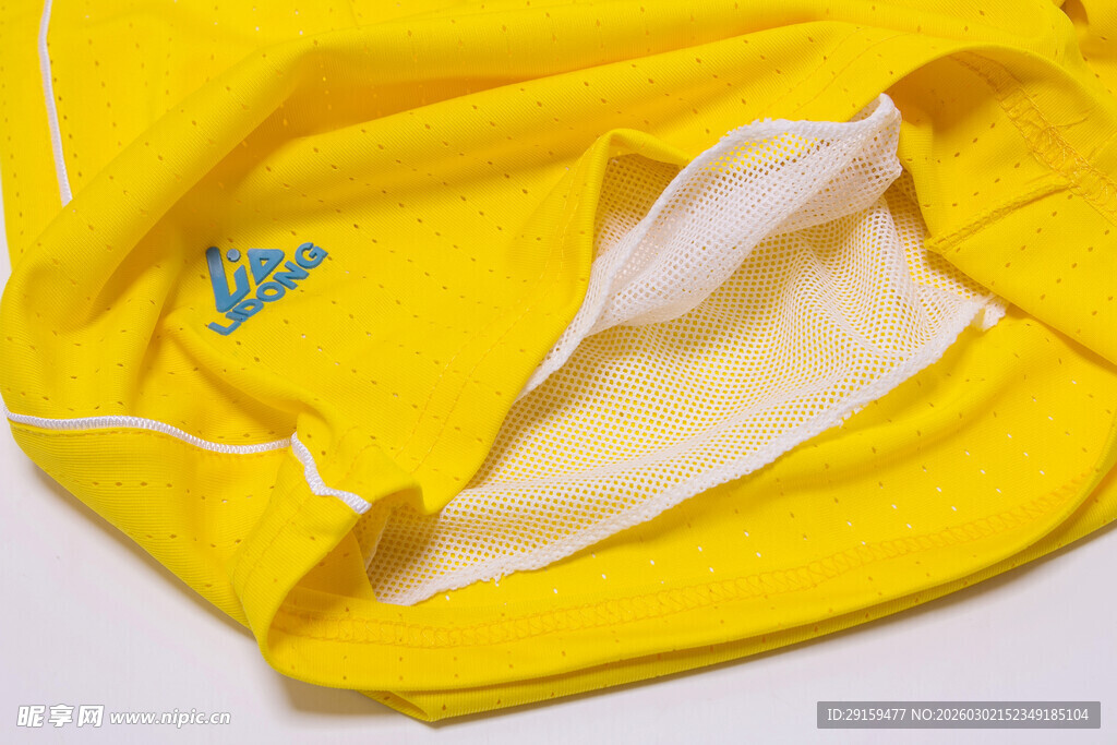 黄色运动服细节特写