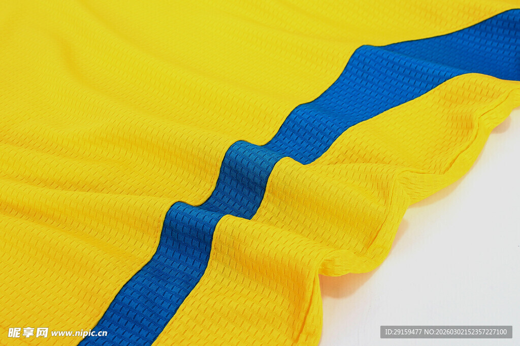 黄色带蓝条纹衣物局部