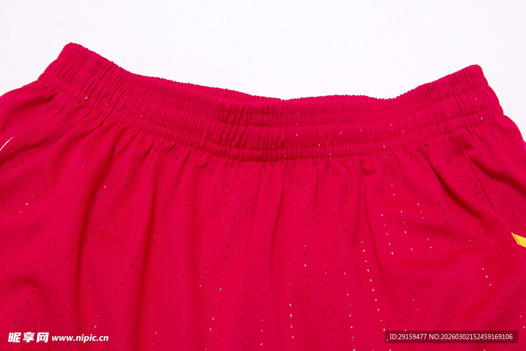 红色褶皱短裙细节展示