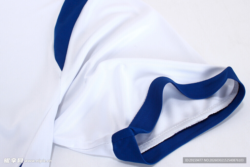 蓝白拼接衣物细节展示