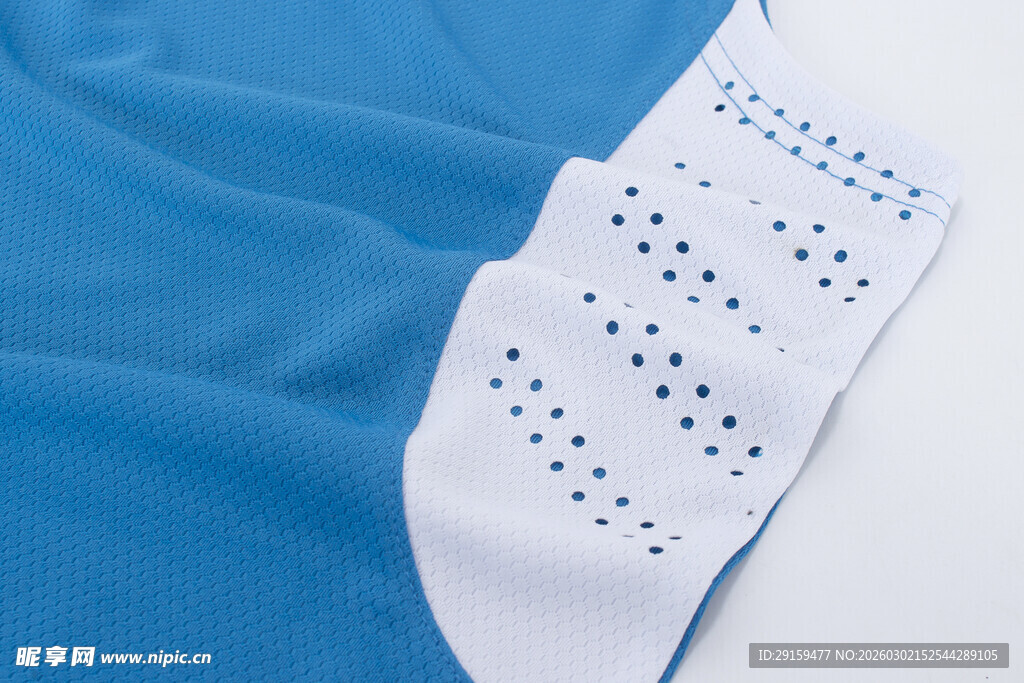 蓝色衣物上的白色透气设计