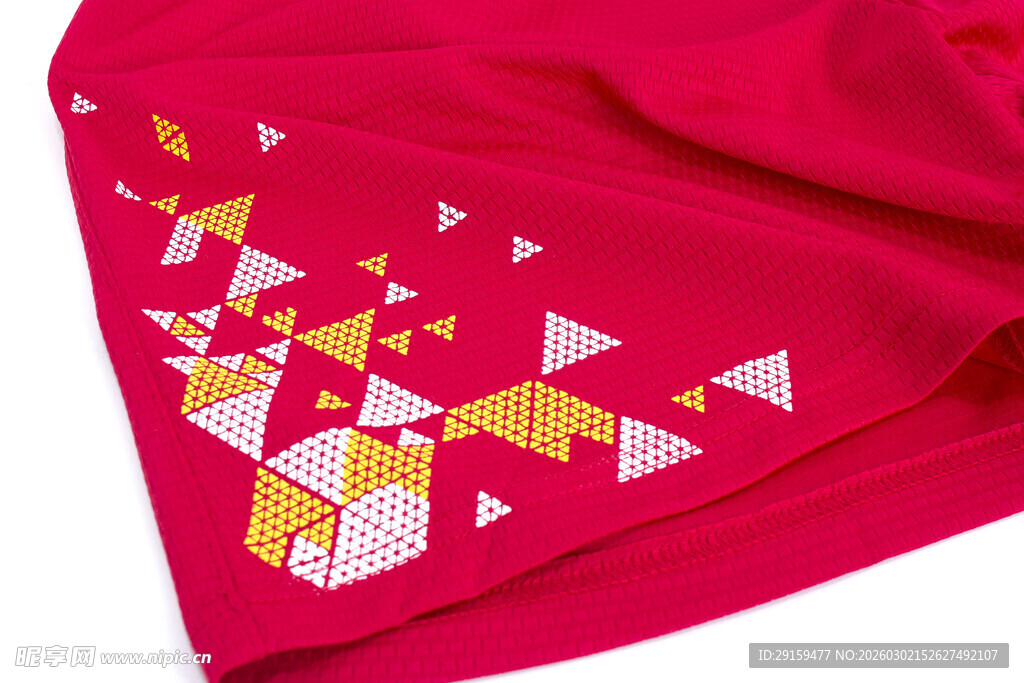 红色布料上的几何图案设计