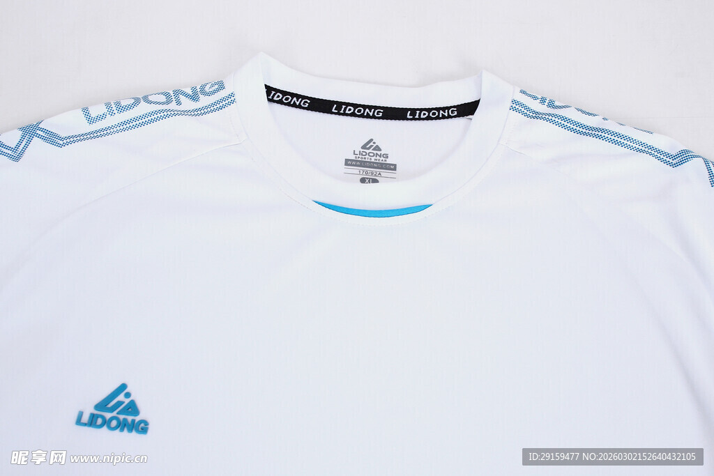 阿迪达斯白色运动T恤