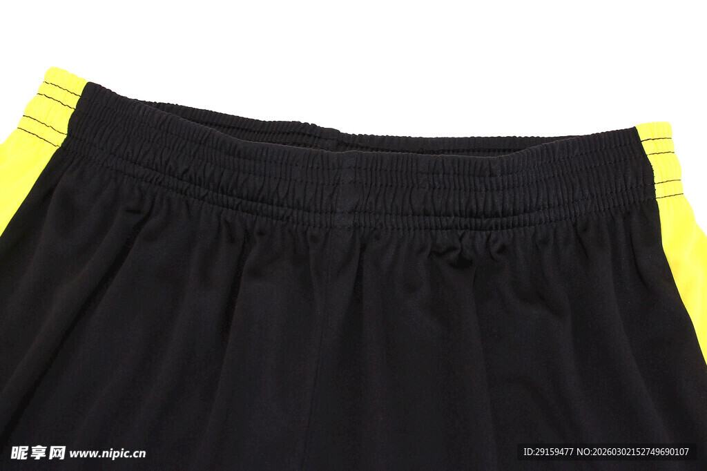 黑色短裤配黄色侧边