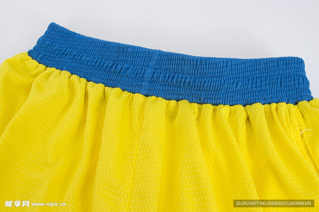 黄色短裙配蓝色腰边