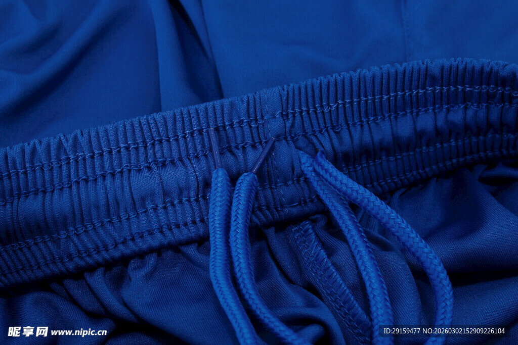 蓝色衣物抽绳细节特写
