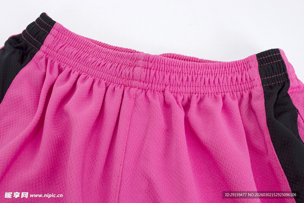 粉色黑边运动短裤特写
