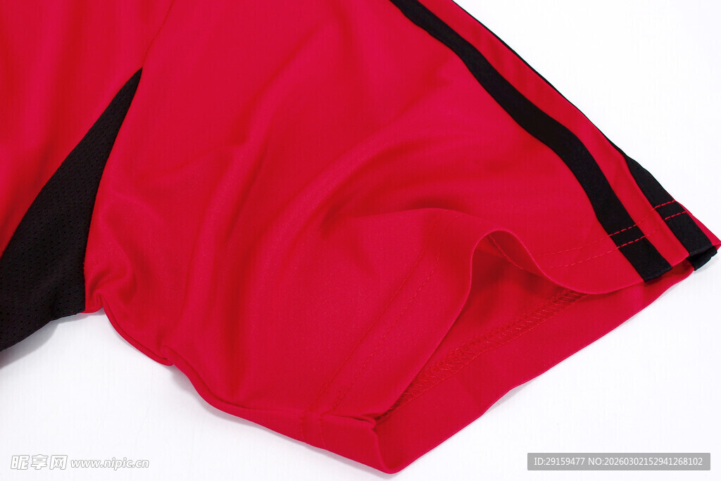 红色黑条纹运动短裤细节