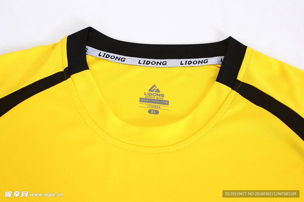 黄色运动上衣细节展示