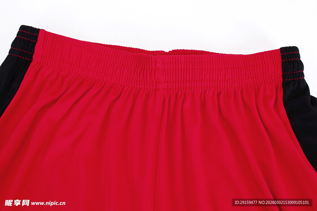 红色黑边褶皱裙