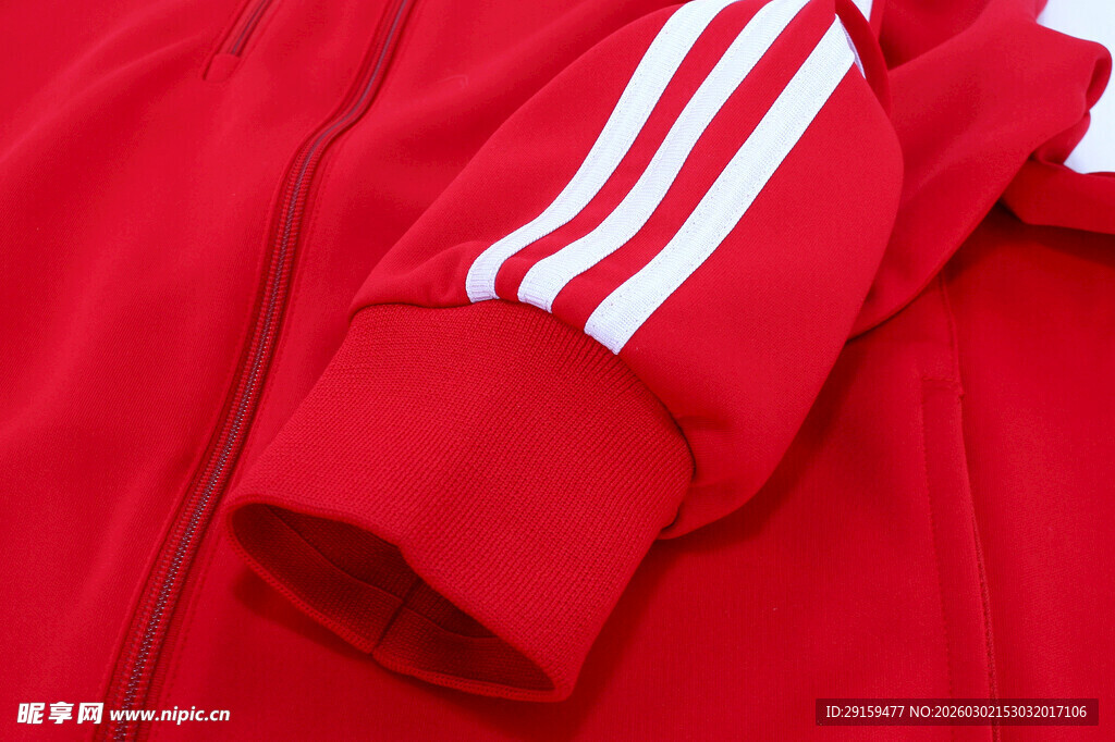 红色条纹运动外套细节