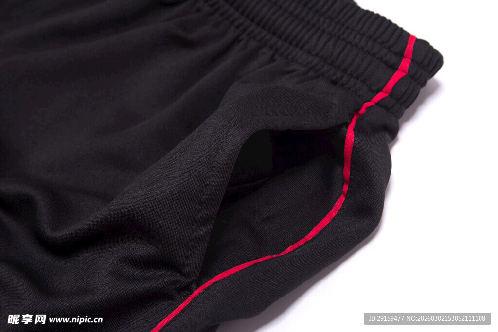 黑色运动裤侧边红条纹细节