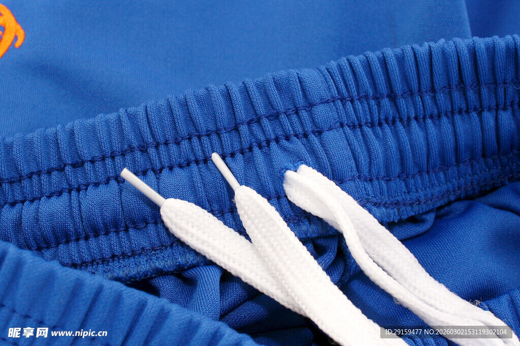 蓝色衣物抽绳细节特写