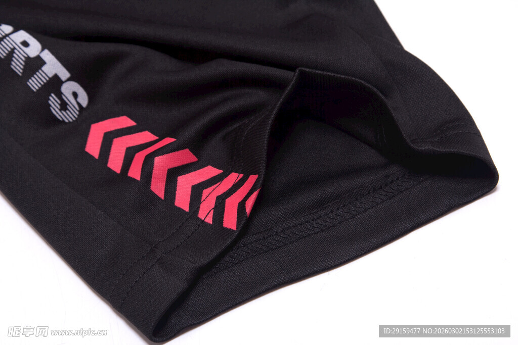 黑色衣物上的红色条纹设计