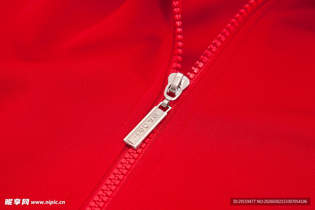 红色衣物上的金属拉链