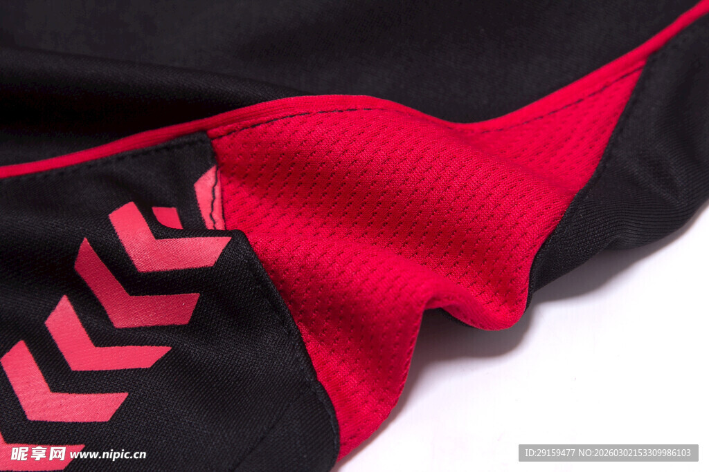 红黑拼接运动服饰细节