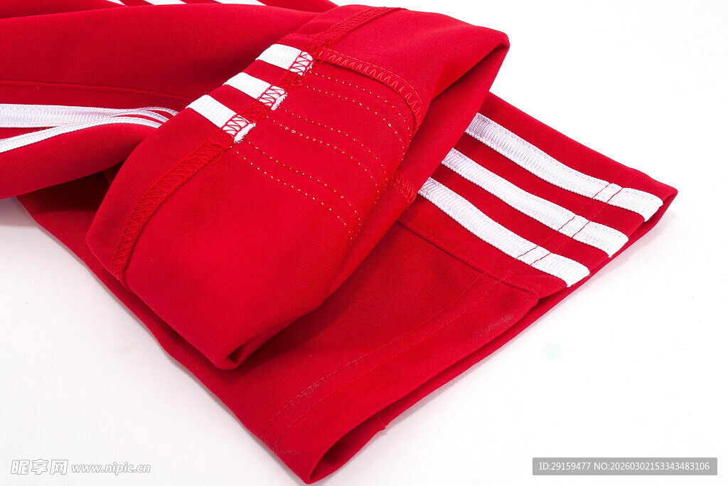 红色阿迪达斯围巾与手套