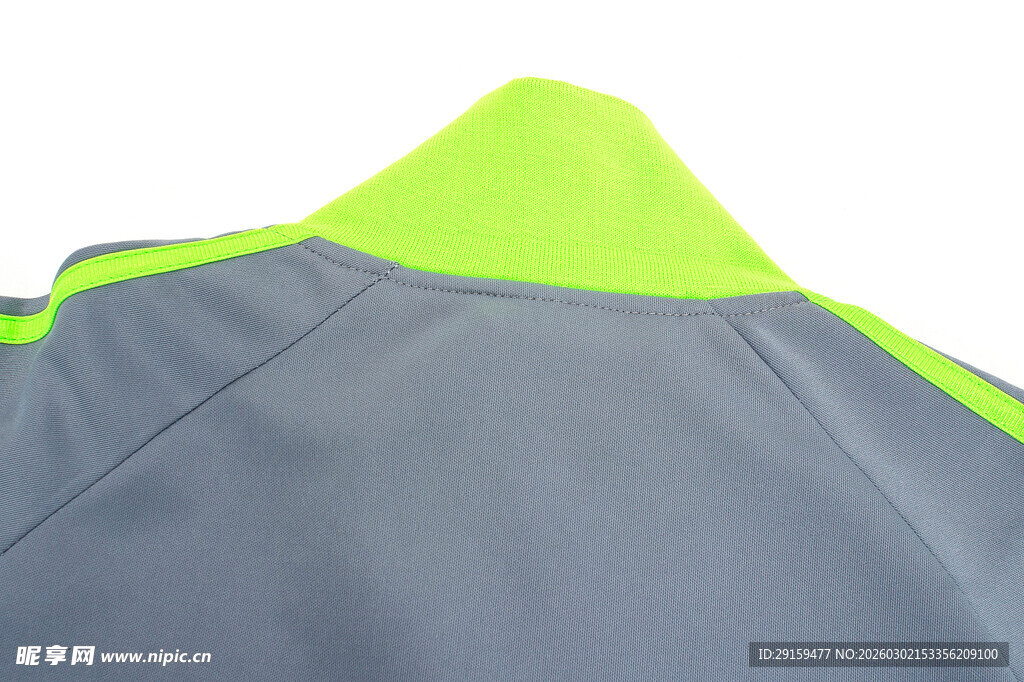 灰绿拼接运动服衣领特写