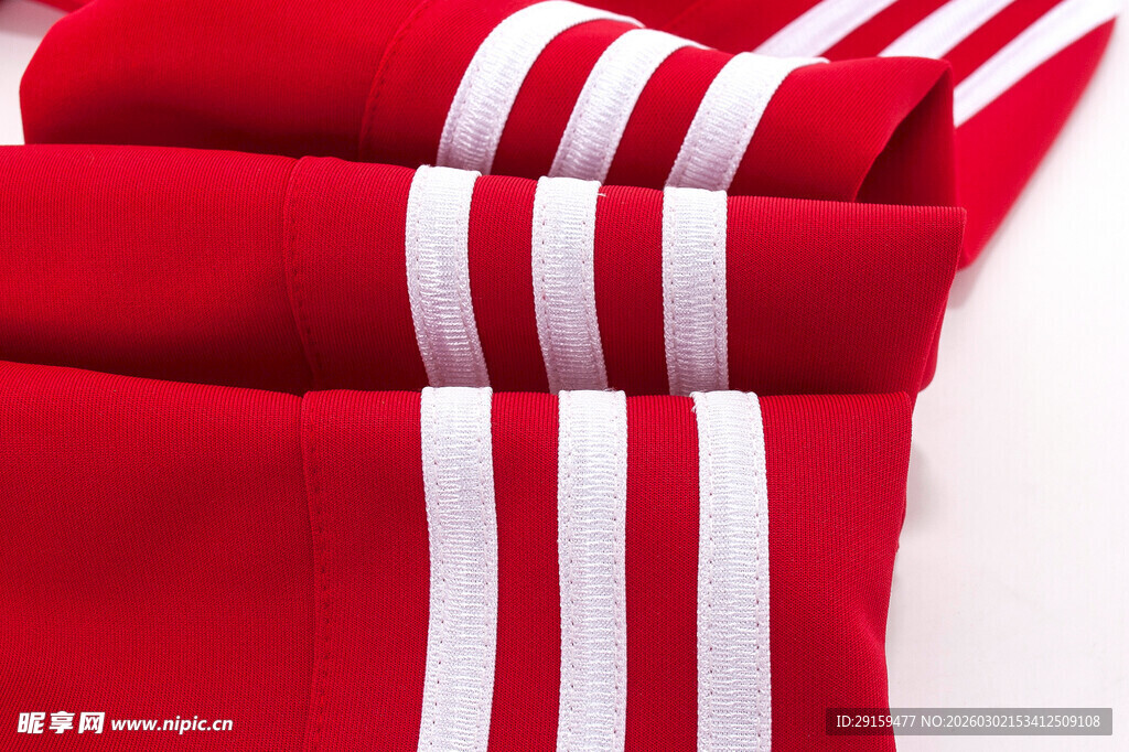 红底白条纹布料特写