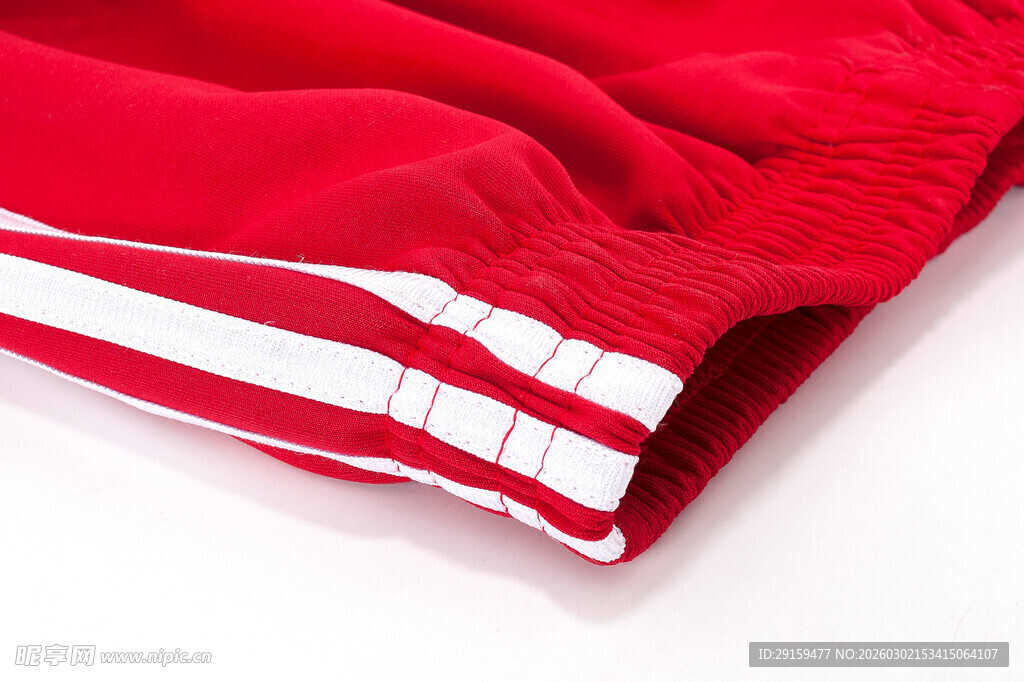 红色条纹运动裤特写