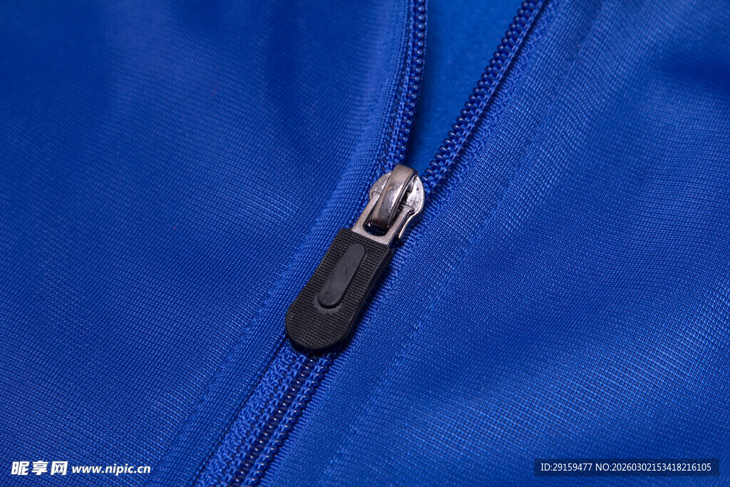 蓝色衣物上的金属拉链