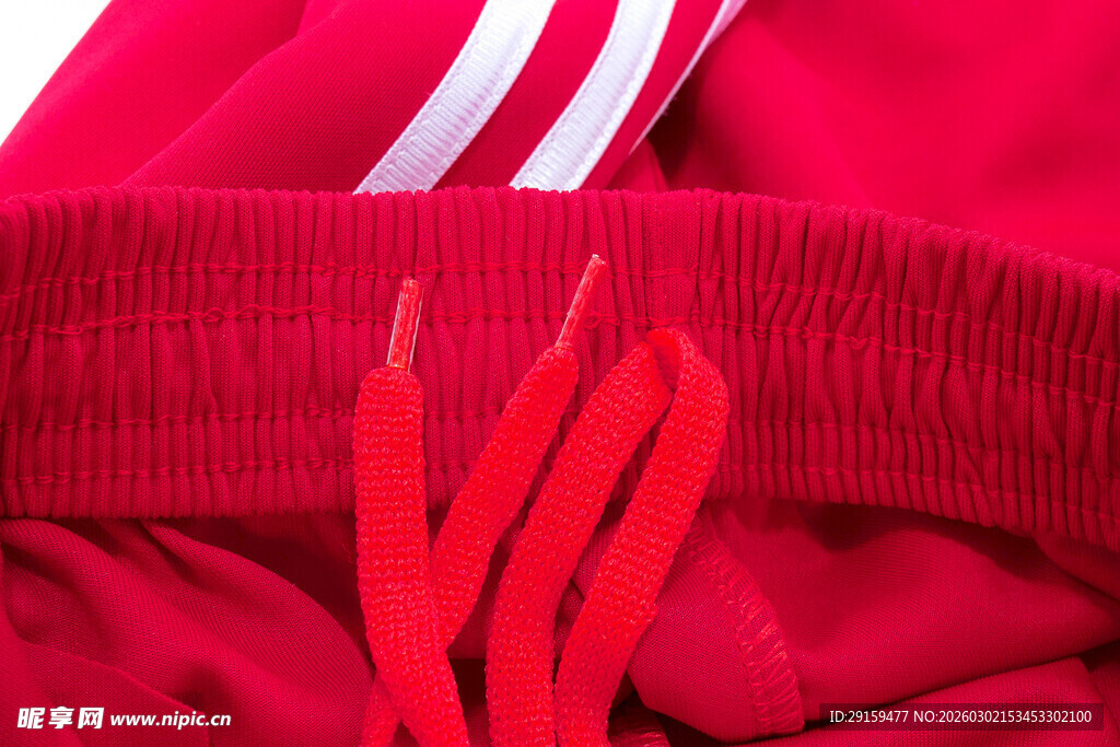 红色运动裤细节特写