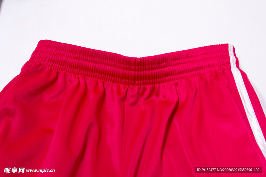 红色运动短裤特写