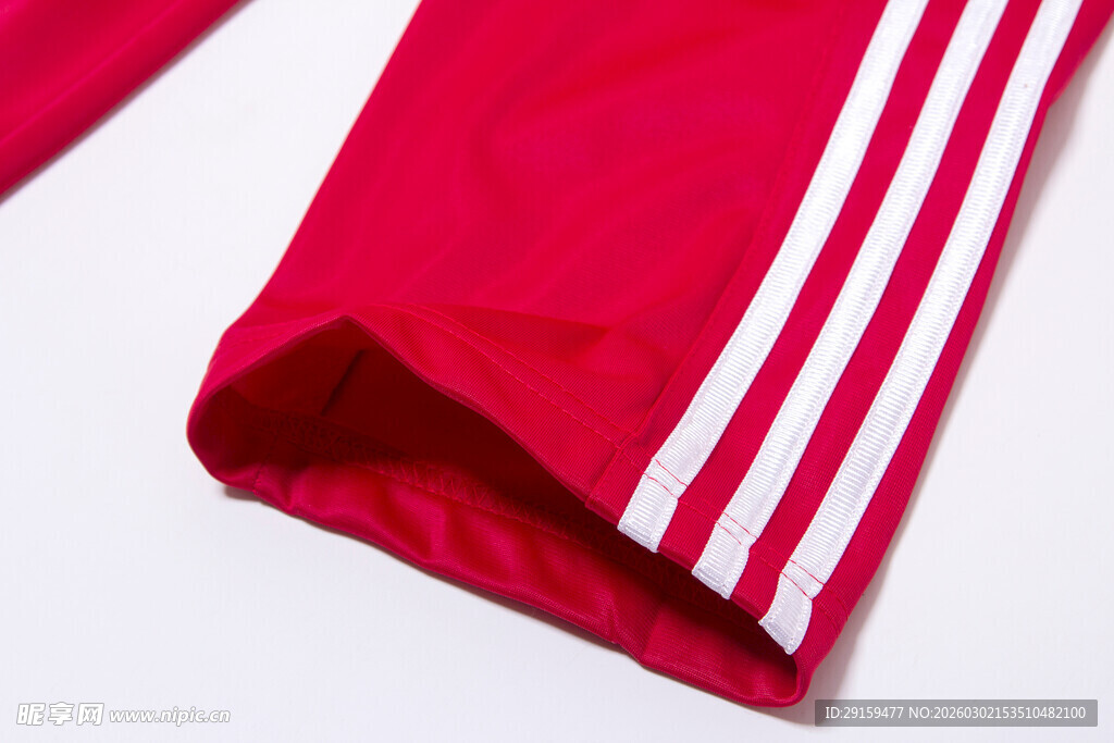 红色条纹运动衣袖口