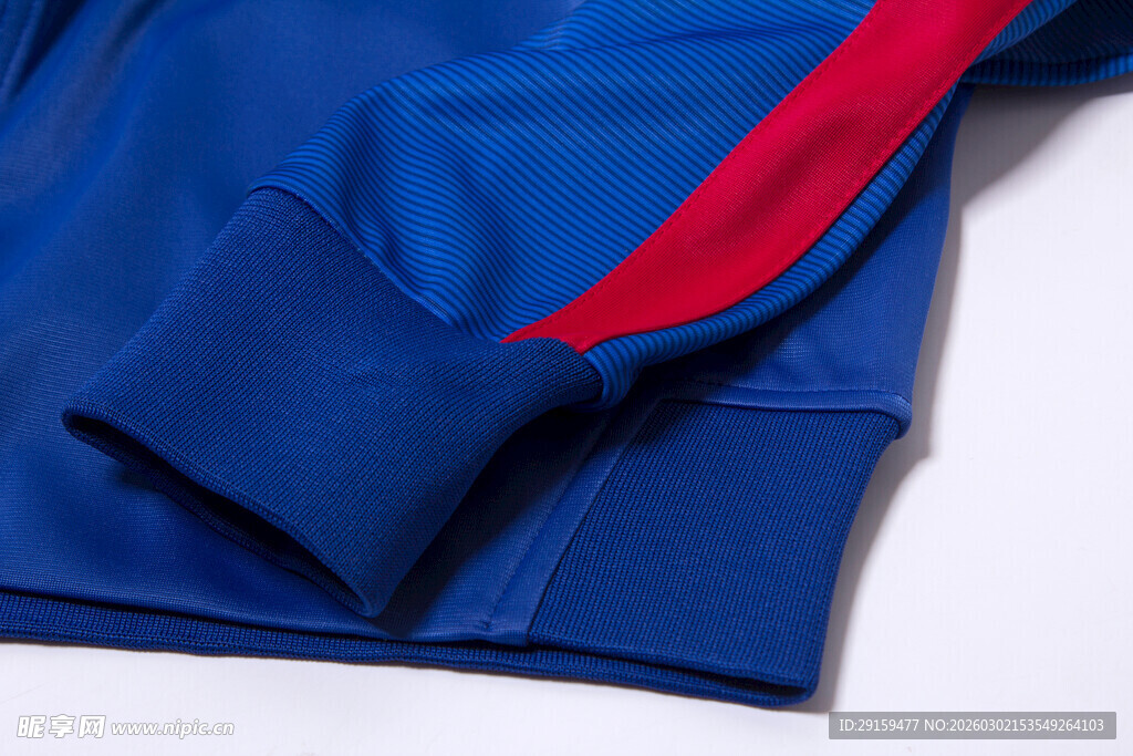 蓝色带红条运动衣袖口