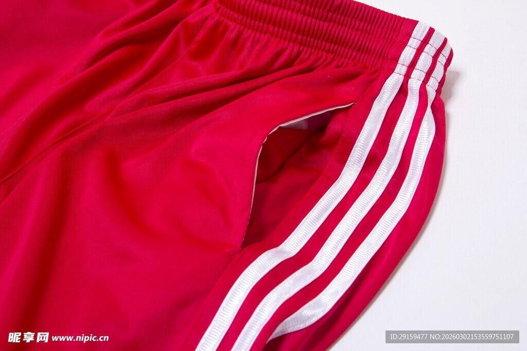 红色运动服侧边白色条纹