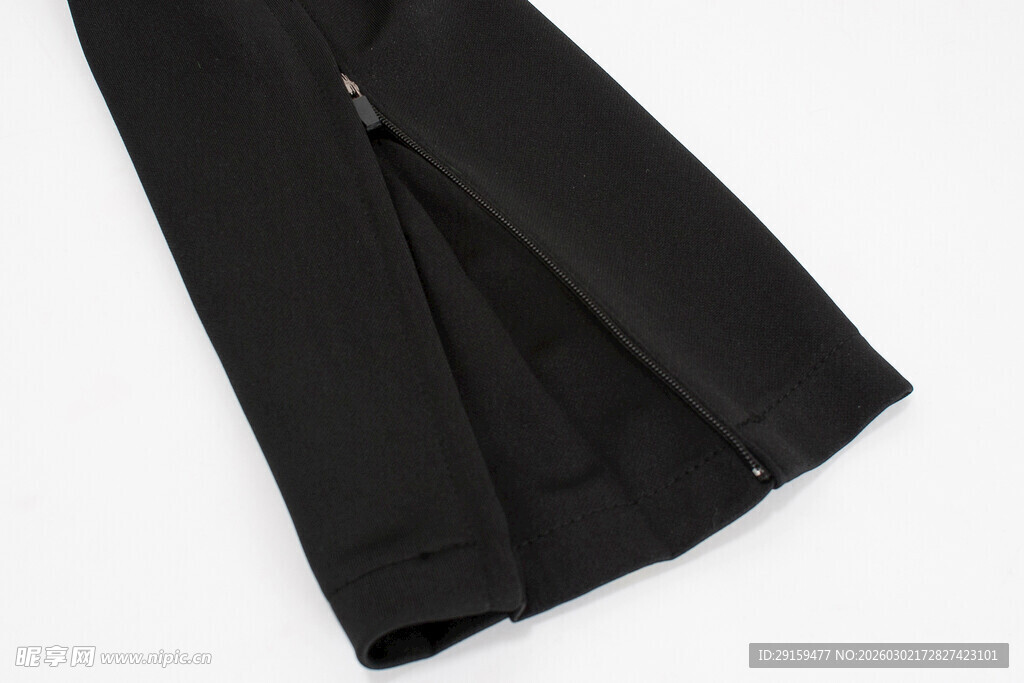 黑色喇叭裤特写