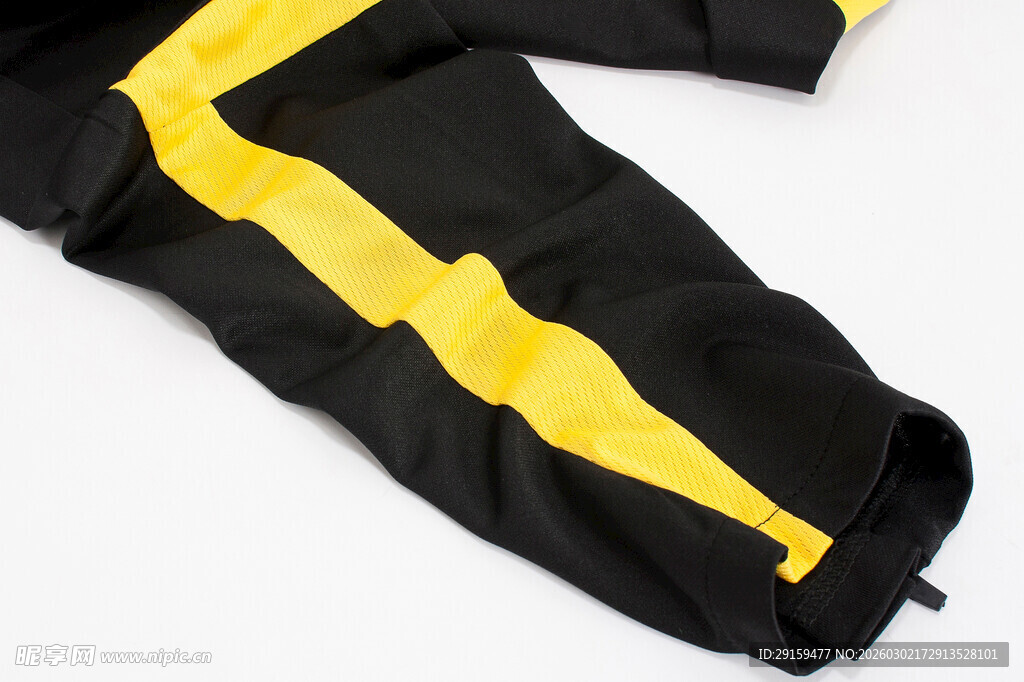 黑黄拼接时尚长袖服饰