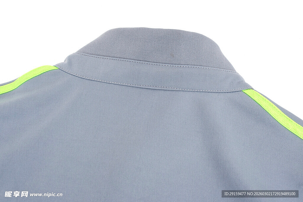 灰色运动外套衣领细节