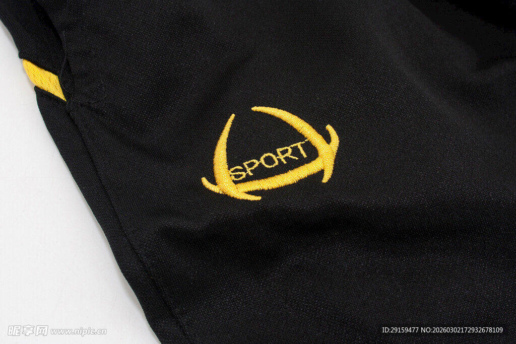 黑色服饰上的黄色运动标志
