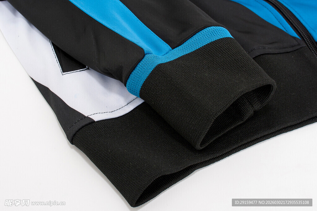 三色拼接运动衣袖口细节