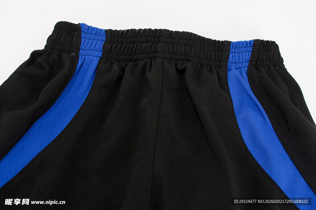 黑色运动裤配蓝色条纹