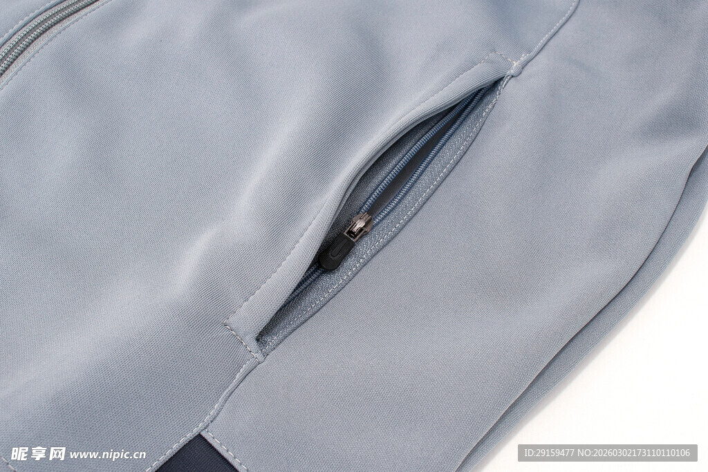 浅灰色裤子口袋细节特写