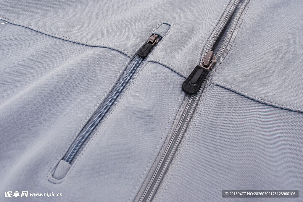 白色衣物上的拉链与拉绳