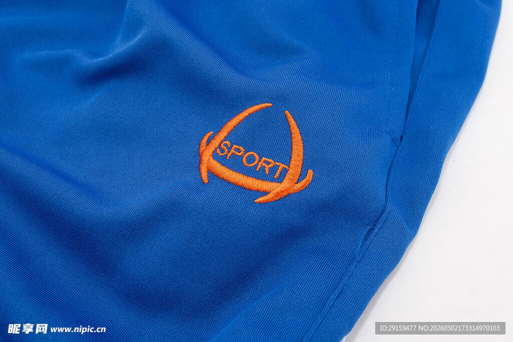 蓝色衣物上的橙色标志