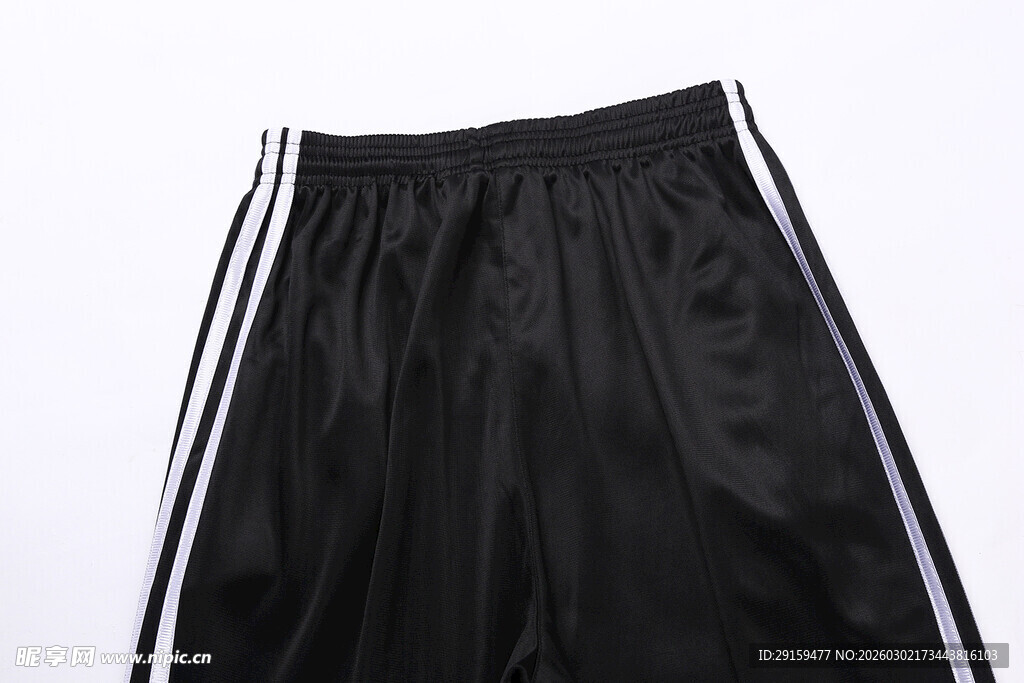 黑色侧边条纹运动短裤