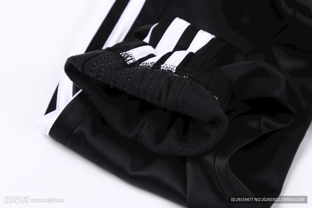 黑色运动裤裤脚细节