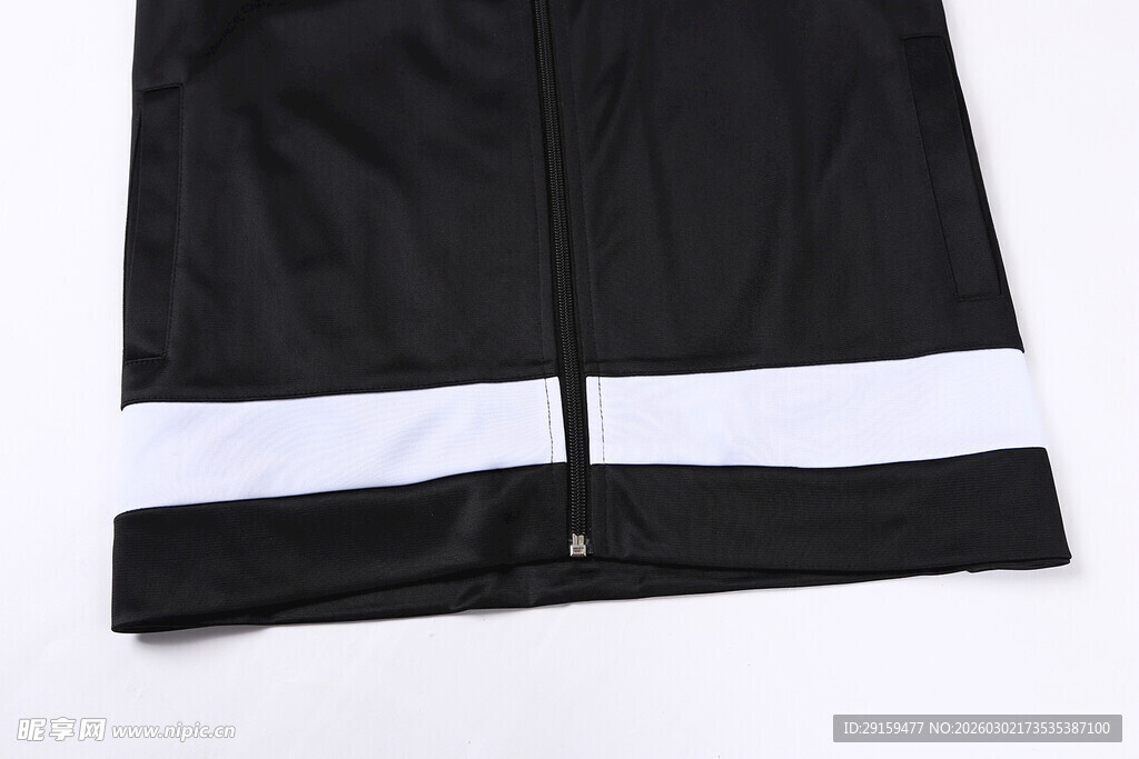 黑白条纹底边黑色短裤