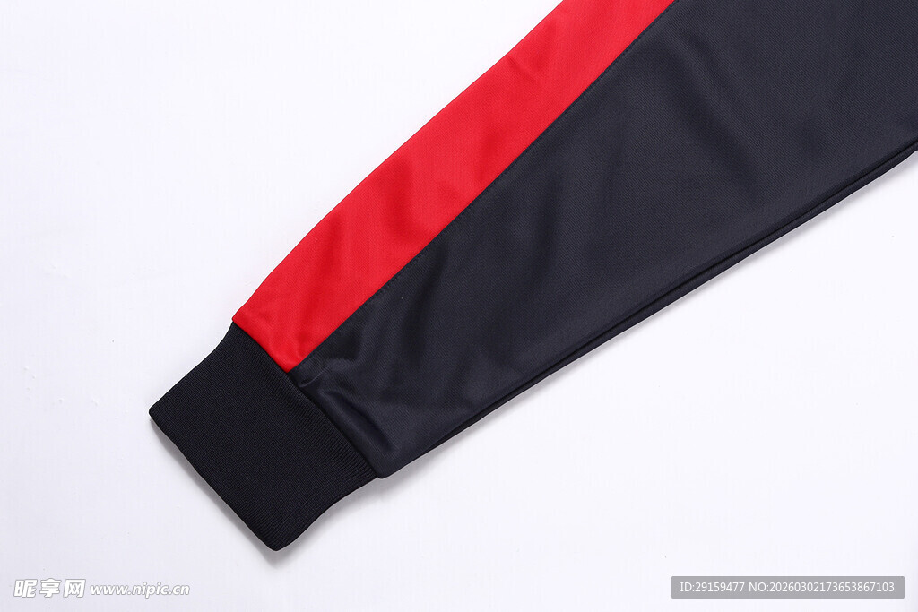 黑红拼接运动衣袖口