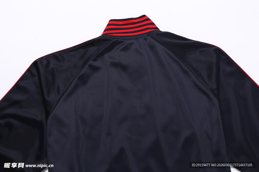 黑色带红边运动夹克背面